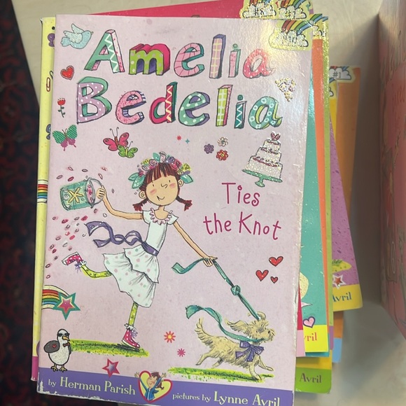 Amelia Bedelia Chapter Books 1-10 - Picture 11 of 11